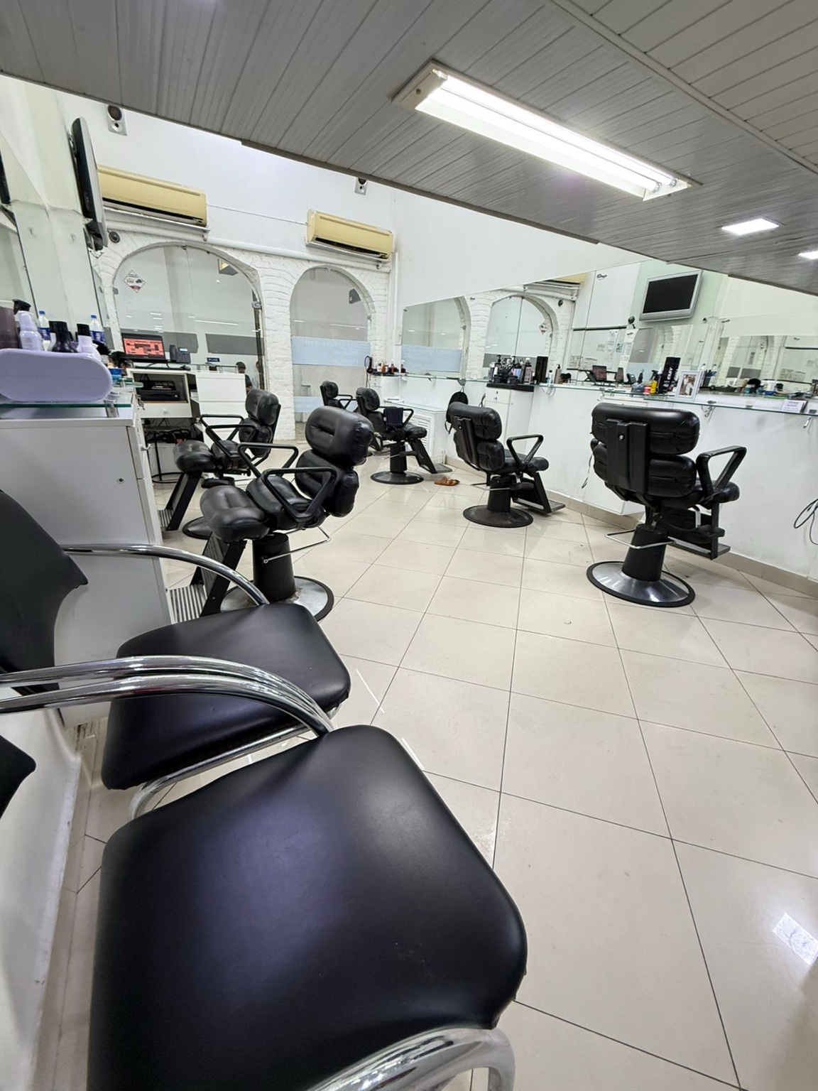 Salão de cabeleireiro Giovane's: cadeiras alinhadas e ambiente organizado