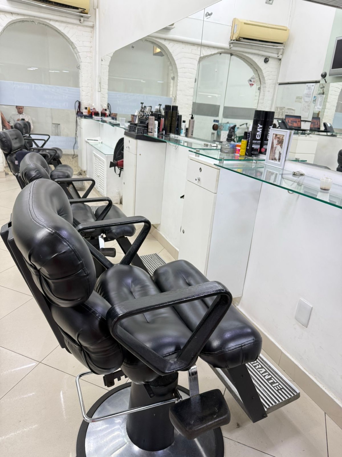 Profissional do Giovane's cortando o cabelo de uma cliente