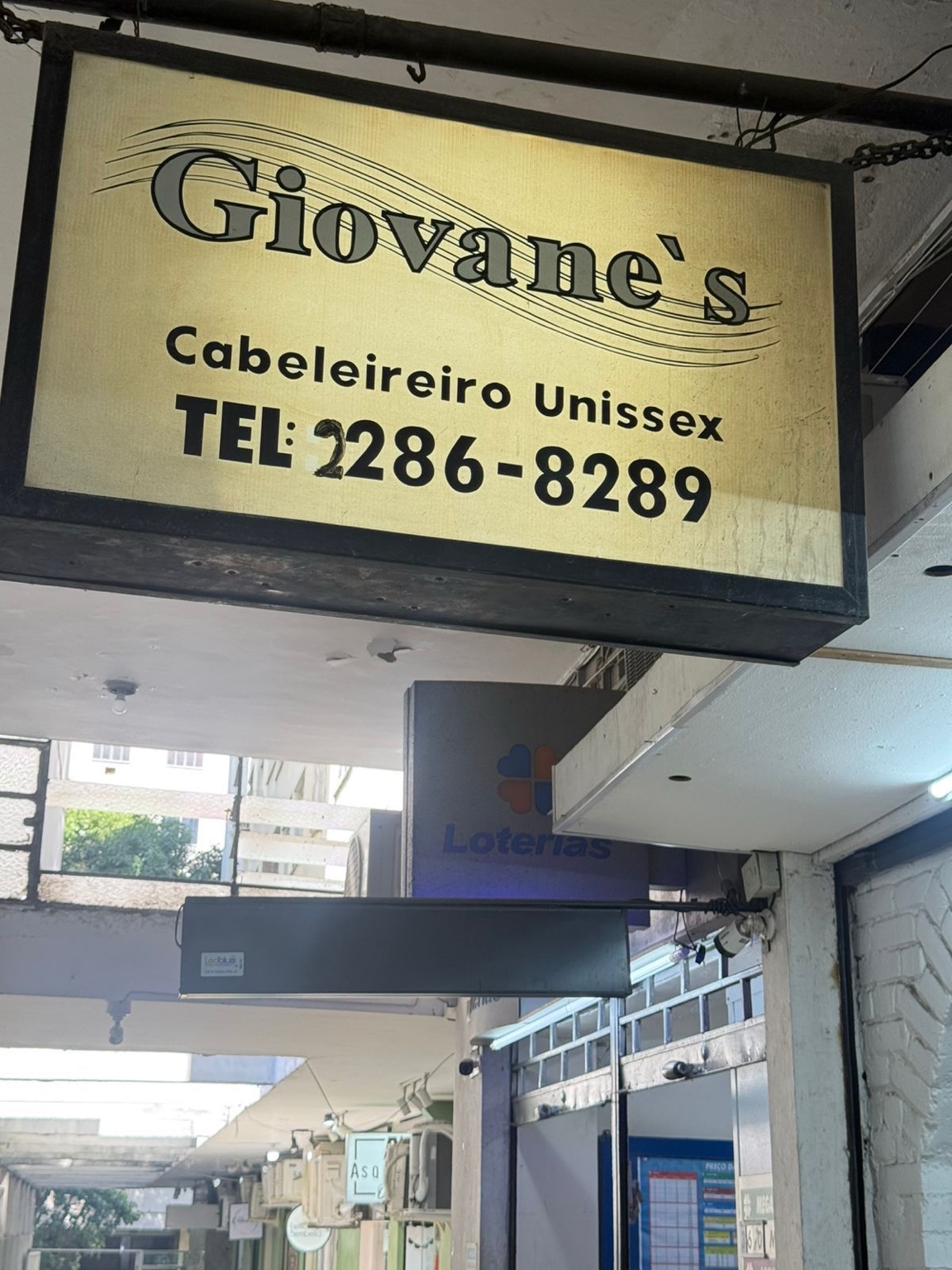Fachada do salão Giovane's Cabeleireiro Unissex no Humaitá, Rio de Janeiro